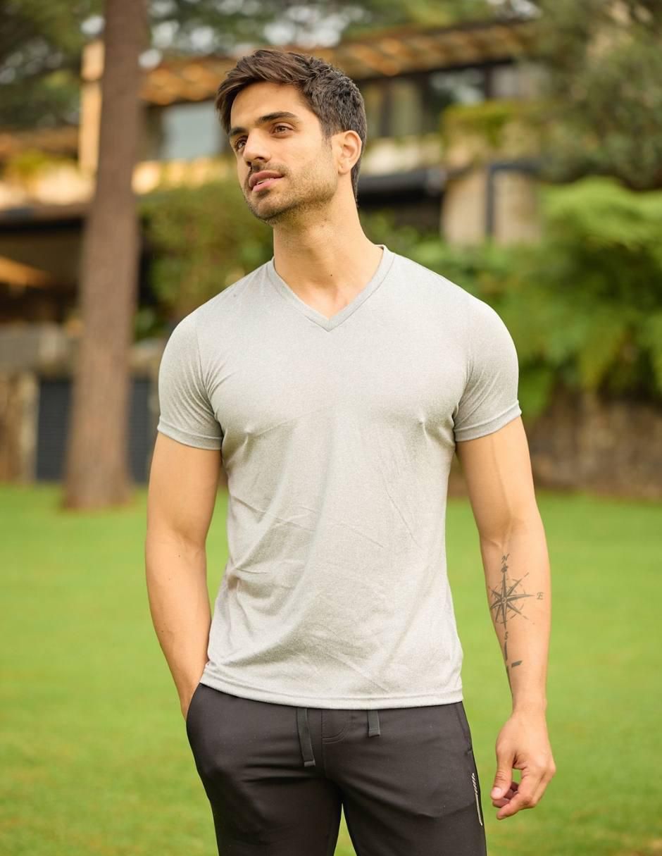 Playera cuello V para hombre 3