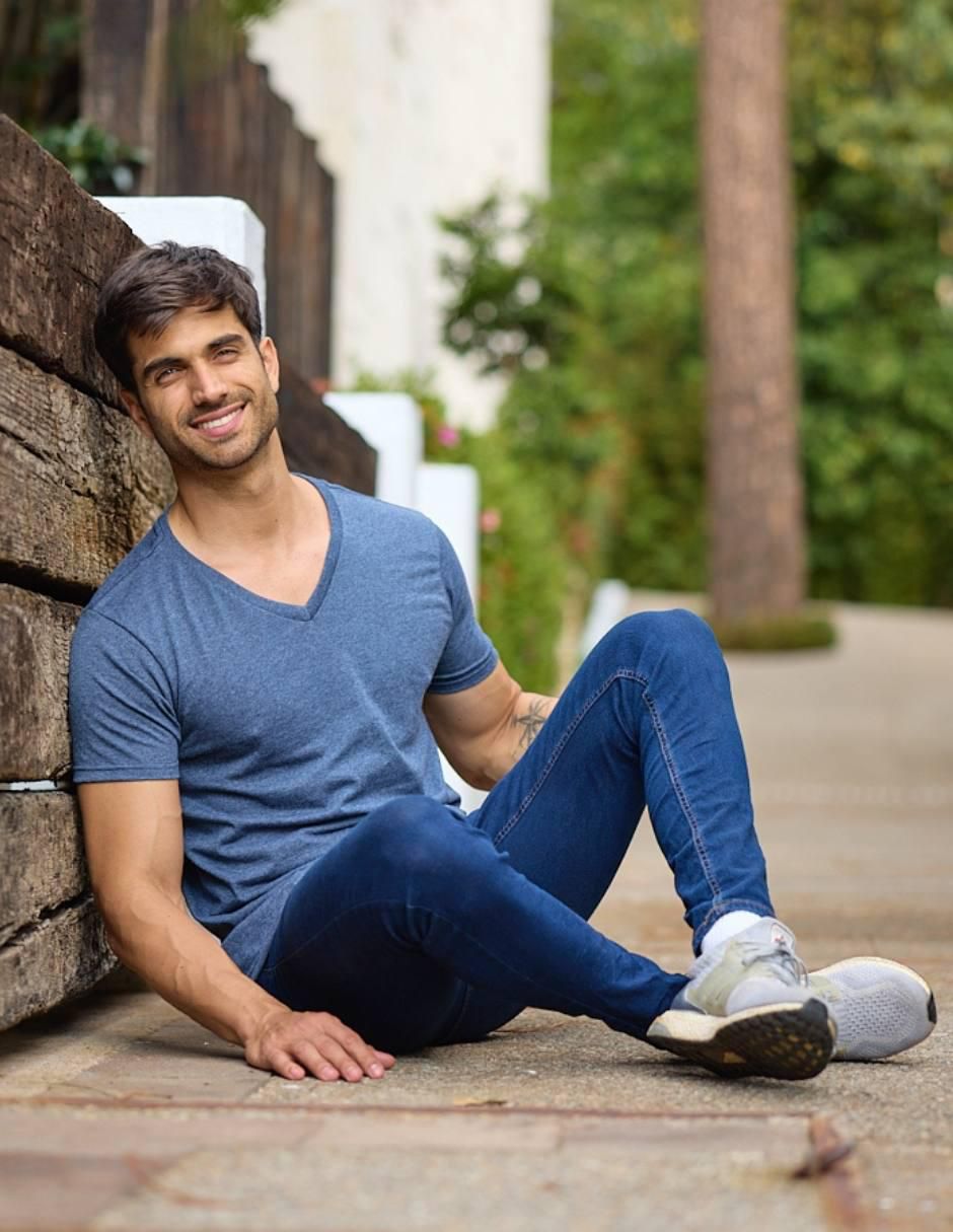 Playera Jersey cuello V para hombre 6