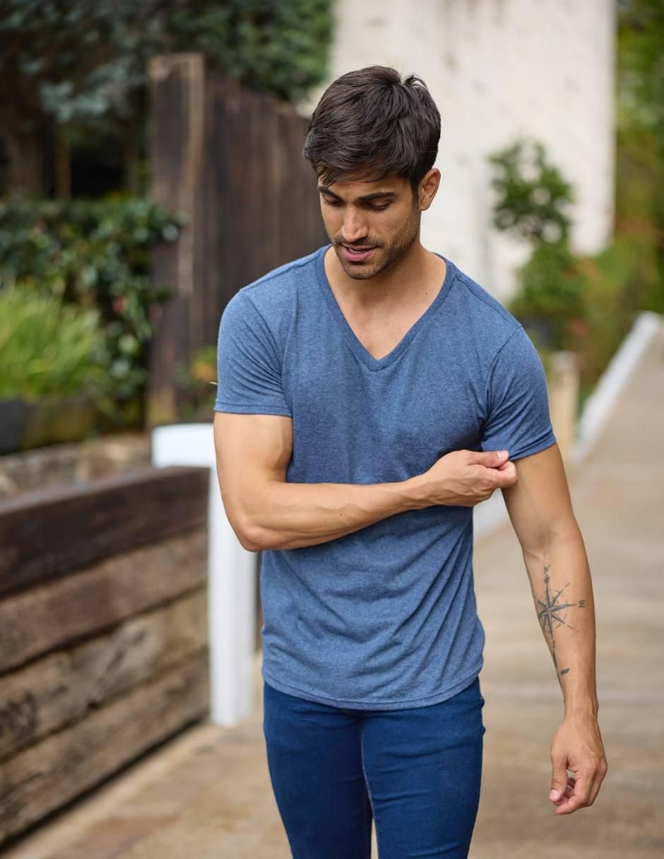 Playera Jersey cuello V para hombre 8