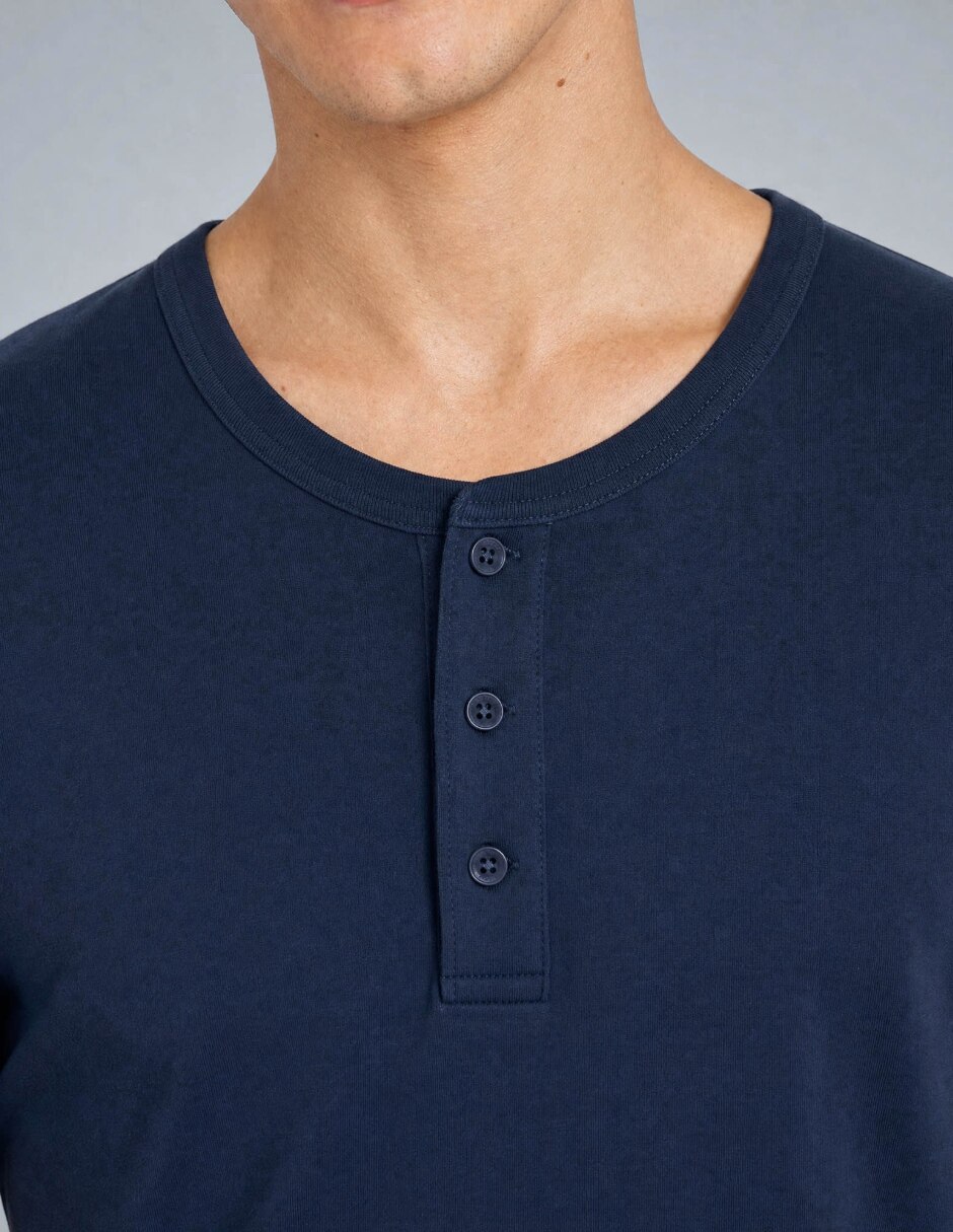Playera cuello henley para hombre 4